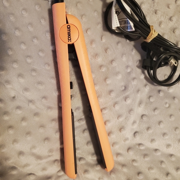 Amika Ceramic Straightener NWOT - Picture 1 of 2